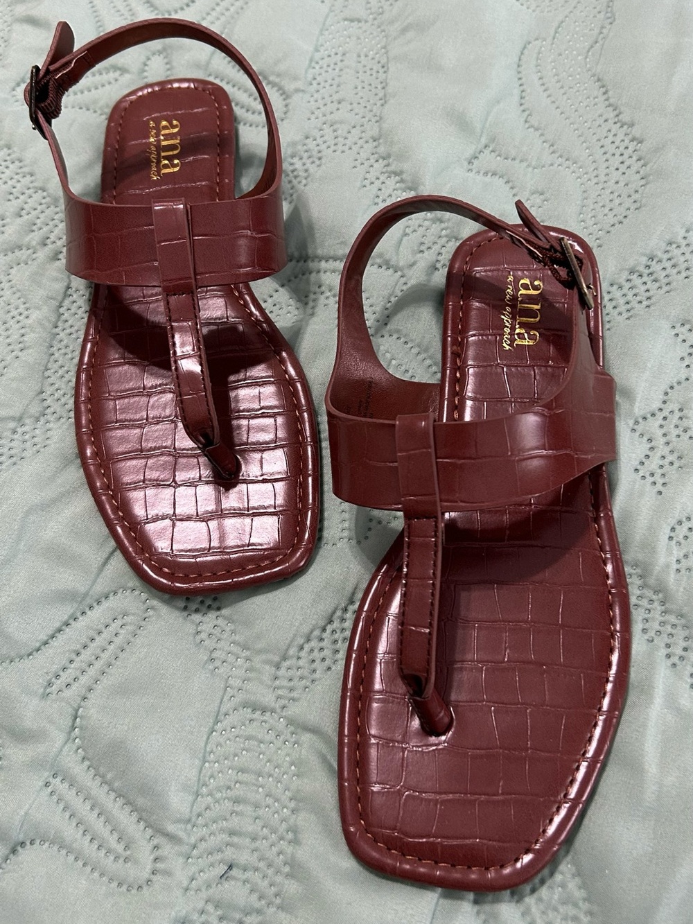 NWT a.n.a .  ANA KATE COGNAC Croc-Embossed Toe-Ring Sandals 7M